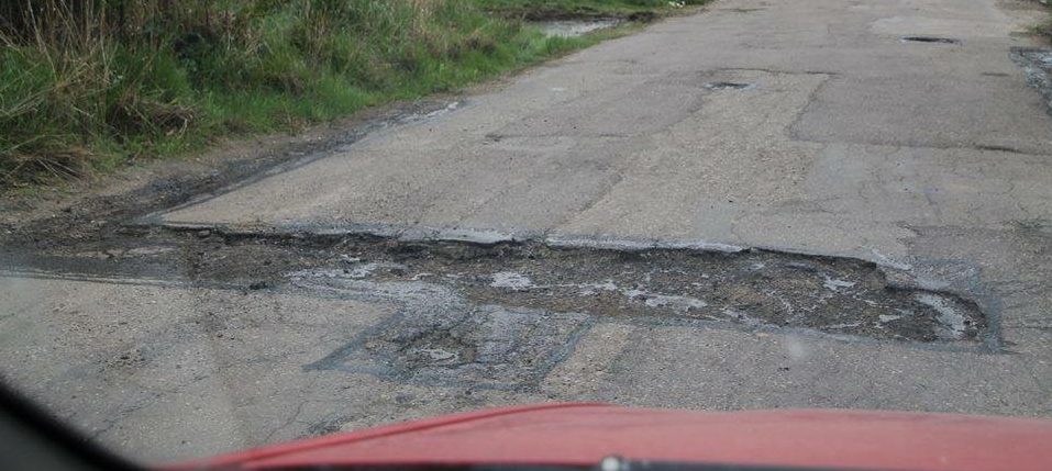 Botoşani: Protest în faţa Consiliului Judeţean faţă de starea proastă a unui drum