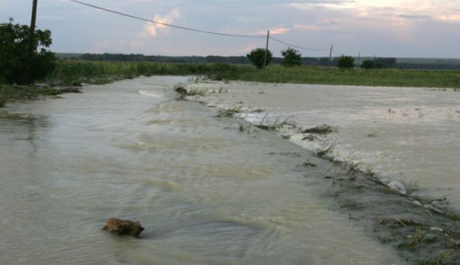 Cod portocaliu de inundaţii pentru râuri din 10 judeţe, până joi noaptea