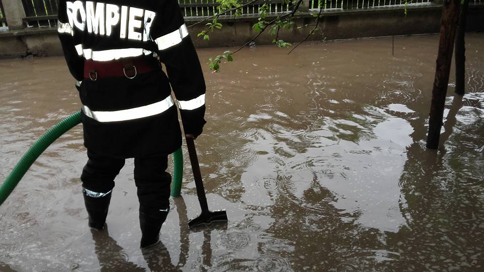 INHGA: Cod galben de inundaţii în bazine hidrografice din cinci judeţe