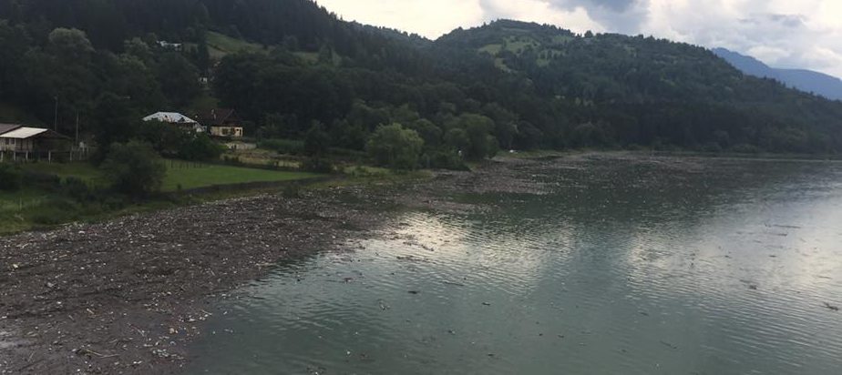 Continuă acţiunile de curăţare a Lacului Bicaz, înecat de câteva sute de tone de deşeuri de toate felurile