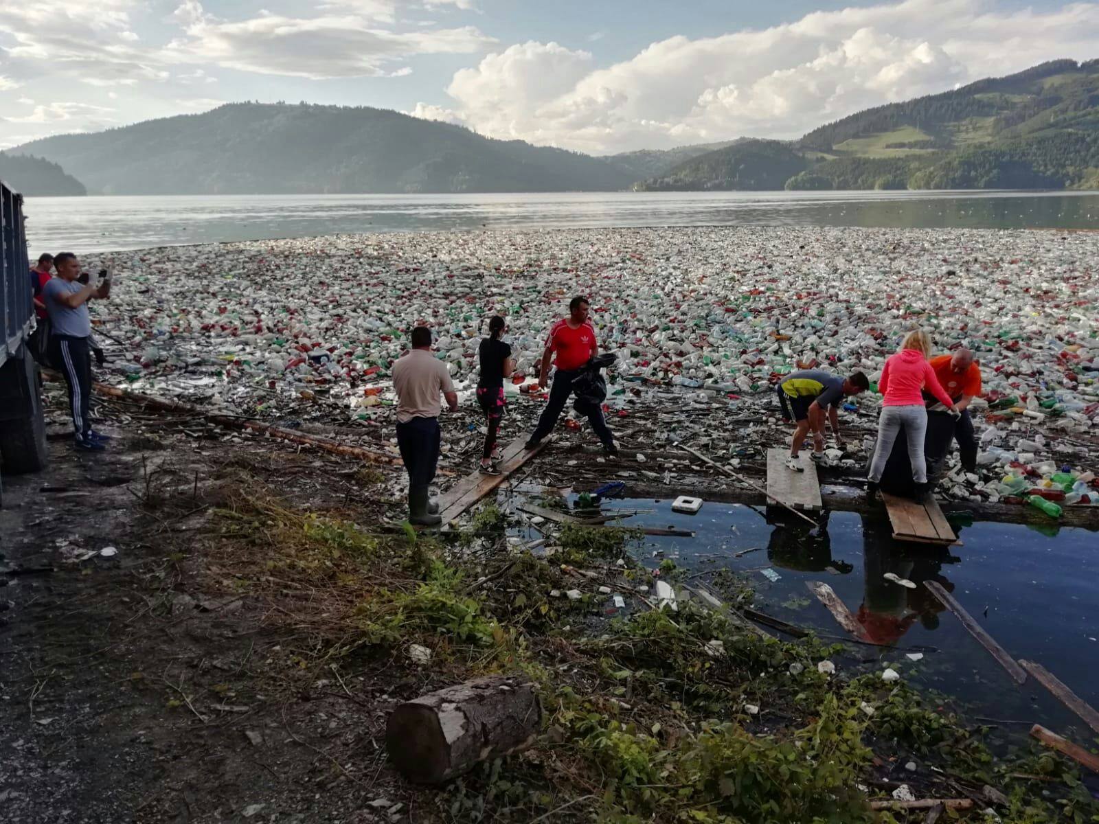 (AUDIO/FOTO) NEAMŢ: TONE de deșeuri au fost strânse de pe lacul de acumulare Izvorul Muntelui