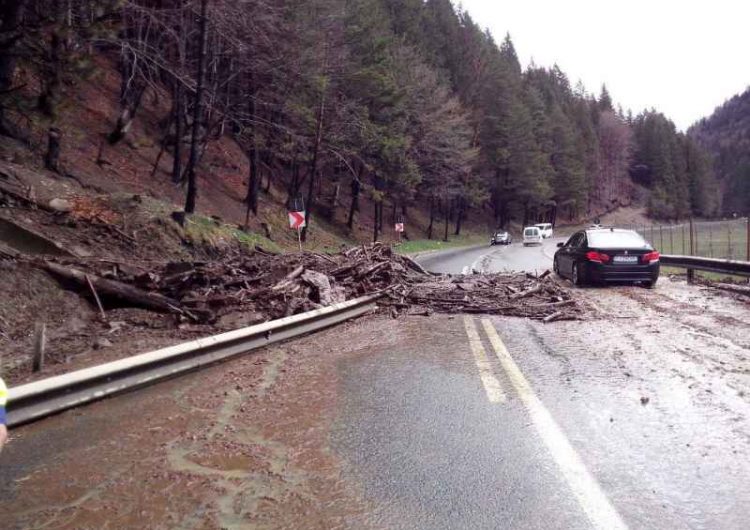 (AUDIO) Neamţ: Trafic rutier îngreunat în zona Motelului Cristina din cauza unei viituri