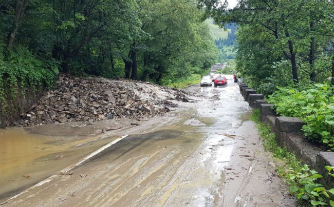 Vaslui: Drum blocat din cauza aluviunilor; o ambulanţă blocată nu poate prelua o pacientă în stare gravă