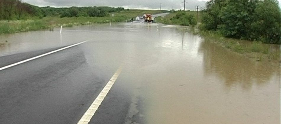 (UPDATE) Trafic reluat, pe un fir alternativ, în zona Poiana Largului – Târgu Neamţ