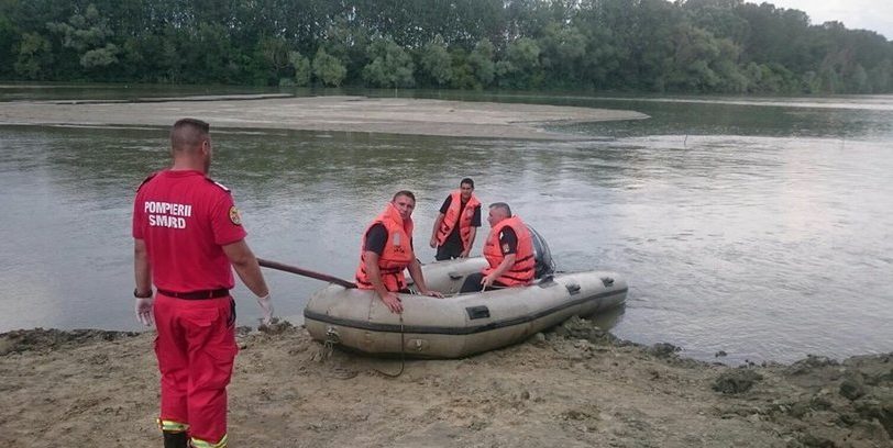 Neamţ: Fetiţă de 3 ani căzută în râul Cracău, căutată cu barca de pompieri