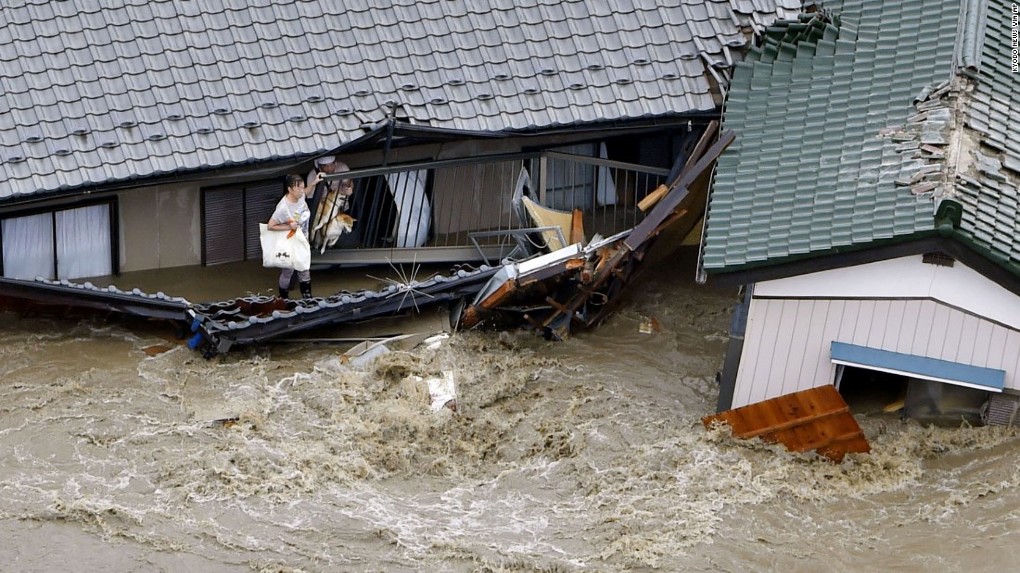 Intemperii în Japonia – Cel puţin 100 de morţi, operaţiuni de salvare extrem de dificile