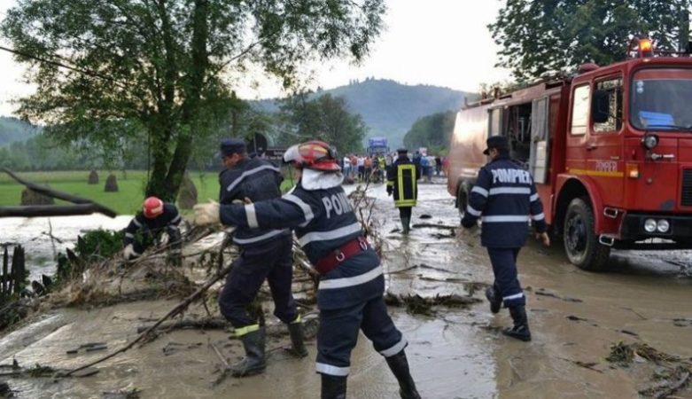 În ultimele 24 de ore, pompierii au intervenit în 16 judeţe pentru evacuarea apei din case şi gospodării, în urma ploilor abundente