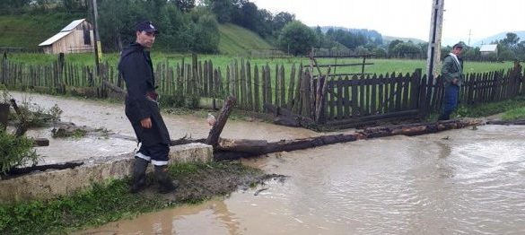 (UPDATE/AUDIO) Suceava: Pompierii au intervenit la evacuarea apei din gospodării inundate din Vatra Moldoviţei şi Brodina