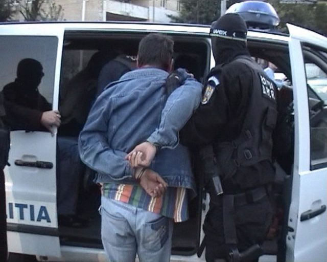 Galaţi: Bărbat reţinut de poliţişti după ce a comis 17 furturi din autoturisme