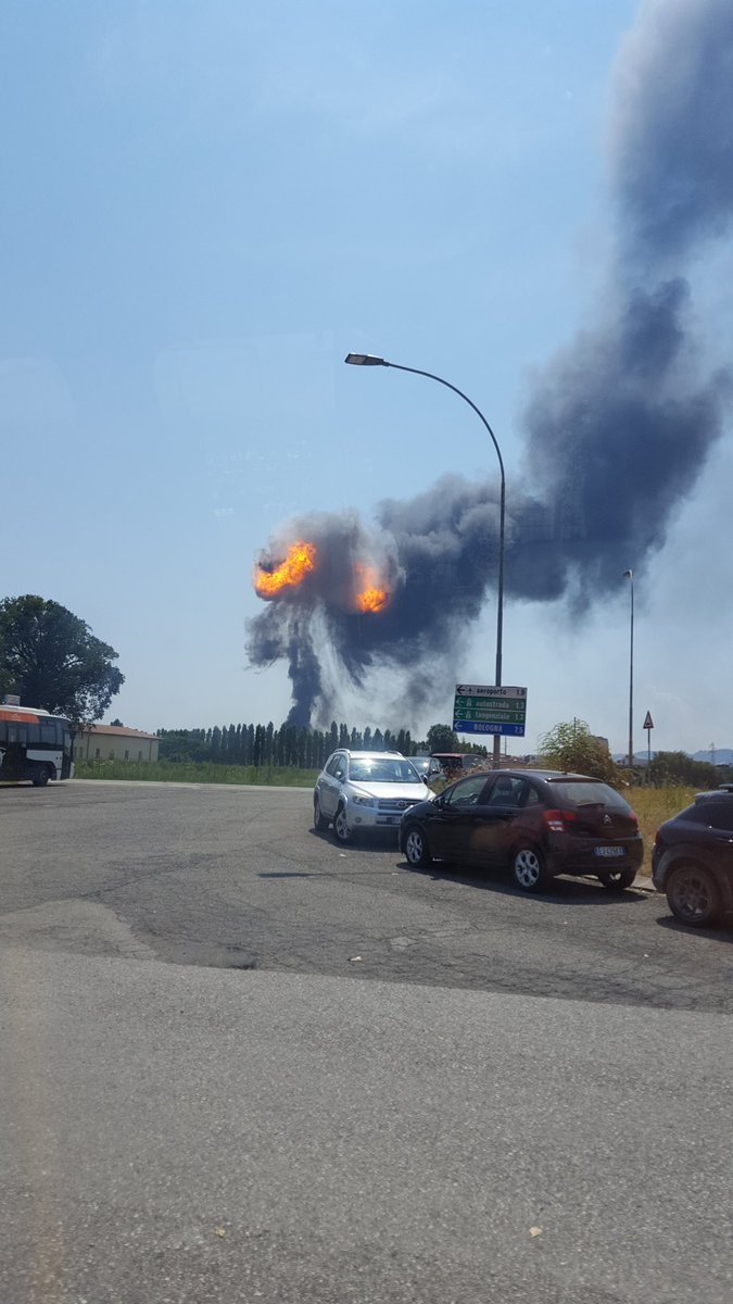 (NEWS ALERT) O minge de foc în apropiere de aeroportul din Bologna, după explozia provocată de un accident rutier