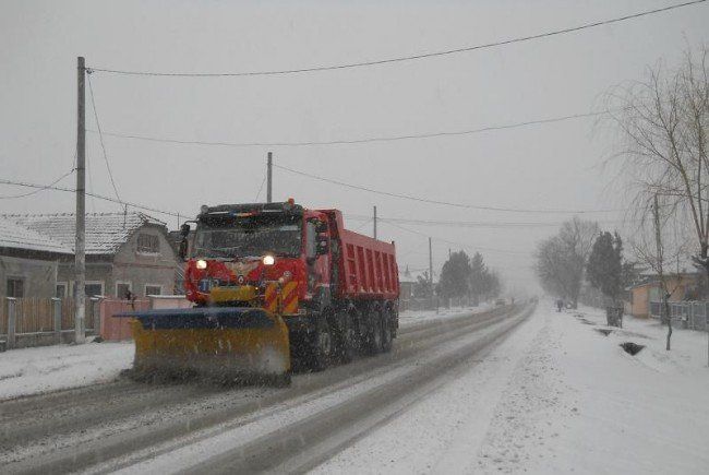 Iaşi: Consiliul Judeţean a semnat contractul pentru deszăpezirea drumurilor judeţene