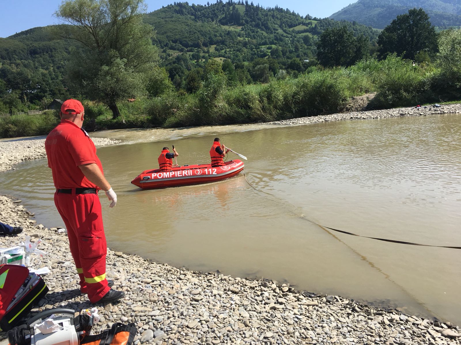 (FOTO) Neamţ: Tânărul dispărut pe malul Siretului a fost găsit în viaţă după 6 ore de căutări