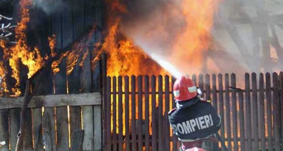 Neamţ: Un bărbat de 90 de ani şi-a dat foc gospodăriei după ce s-a certat cu fiul lui