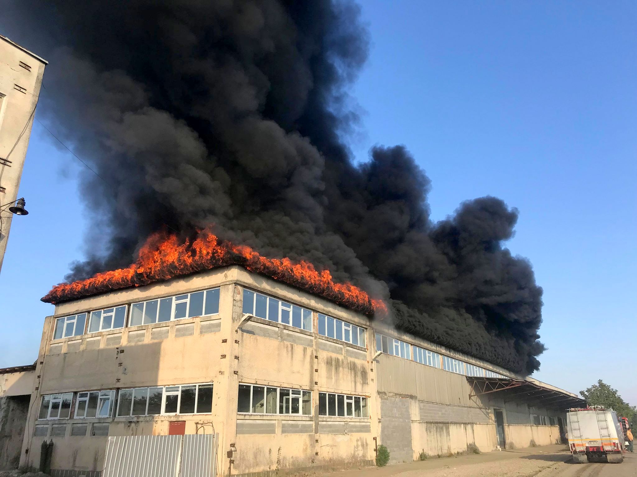 (FOTO) Bacău: Incendiu la o hală din oraşul Buhuşi