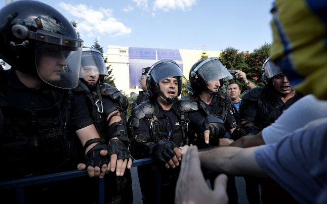 Dosar penal pentru distrugere în cazul autospecialelor Poliţiei avariate la protest