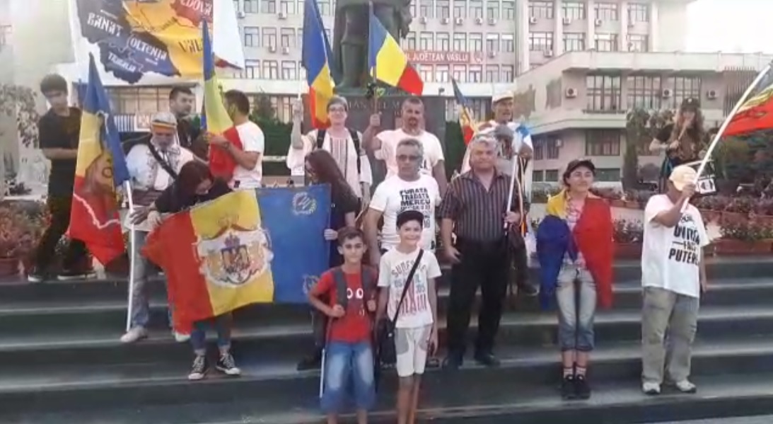 (VIDEO) Zeci de participanţi la „Marşul Reîntregirii Neamului” au ajuns în municipiul Vaslui