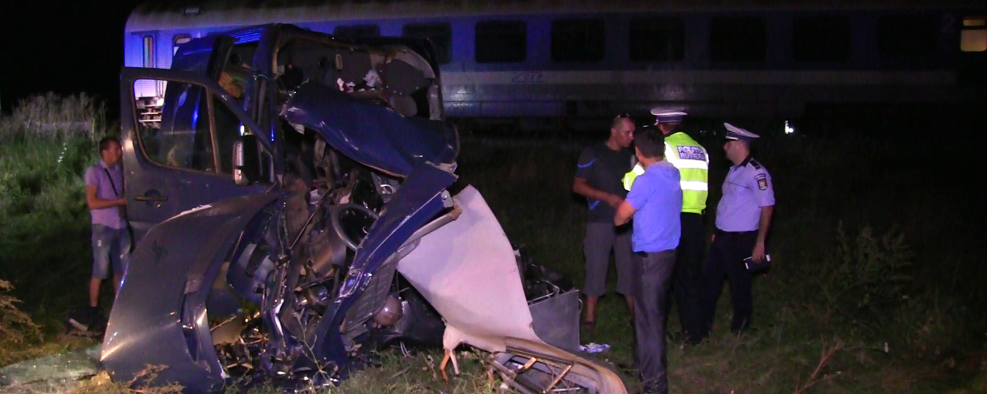 (FOTO) Accident grav în judeţul Vaslui. Un microbuz din Republica Moldova a fost lovit de tren. Două persoane au ajuns la spital