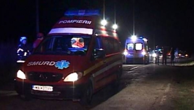 Vaslui: O autospecială aparţinând SAJ, implicată într-un accident; o asistentă şi un ambulanţier au fost răniţi