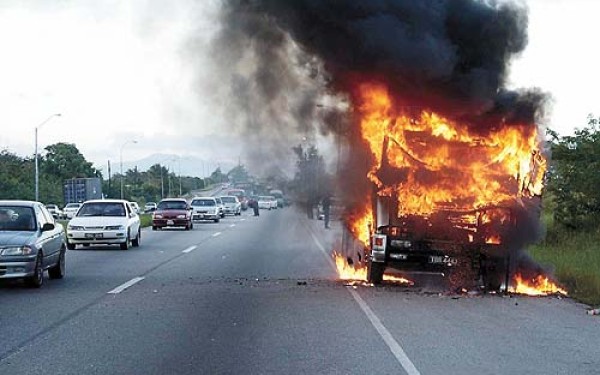 Vrancea: Un camion a ars după ce a luat foc din cauza unui scurtcircuit electric