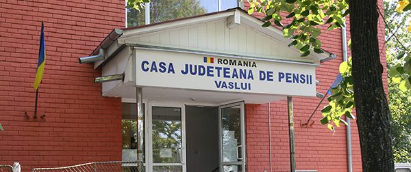 Sute de elevi şi studenţi din judeţul Vaslui pot rămâne fără pensiile de urmaş din cauza unei neglijenţe