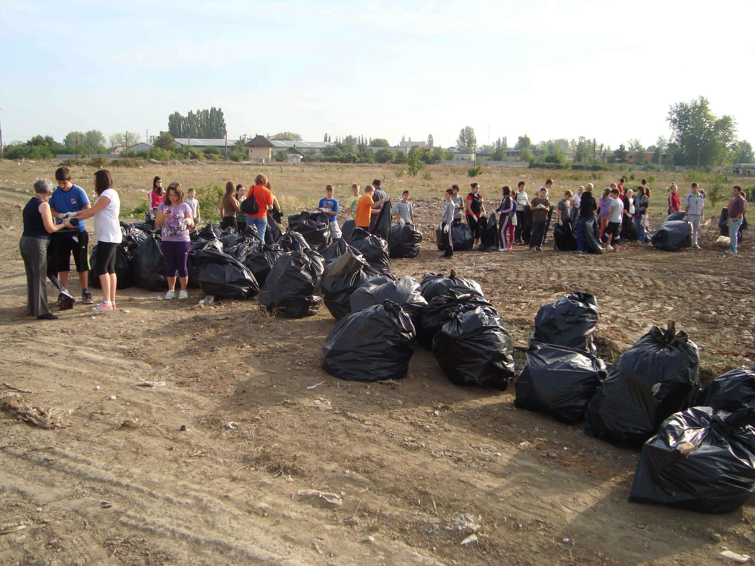 VASLUI: Amplă acţiune de ecologizare în cadrul campaniei „Let’s Do It, România!”