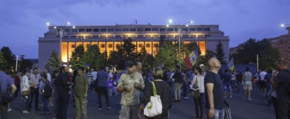 Noi proteste în Piaţa Victoriei