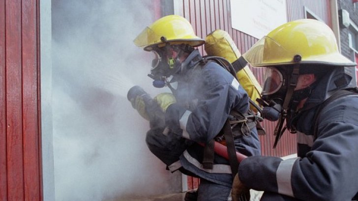 (AUDIO) Vrancea: Incendiu la acoperişul unui bloc din centrul municipiului Focşani