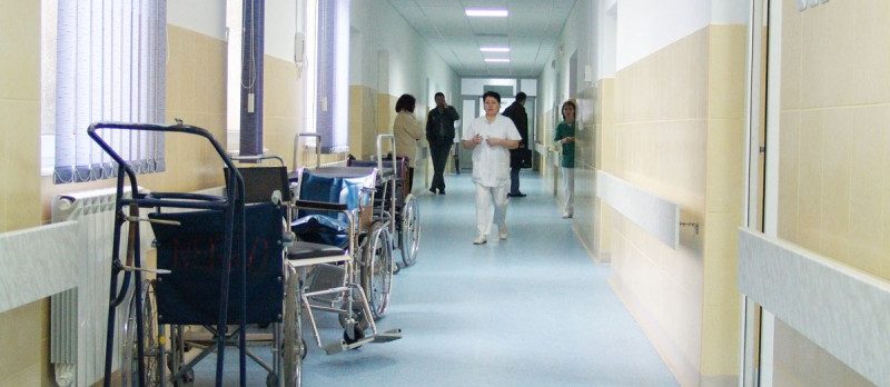 Botoşani: Un bărbat a ajuns la spital după ce s-a intoxicat cu monoxidul de carbon produs de vinul aflat în fermentaţie