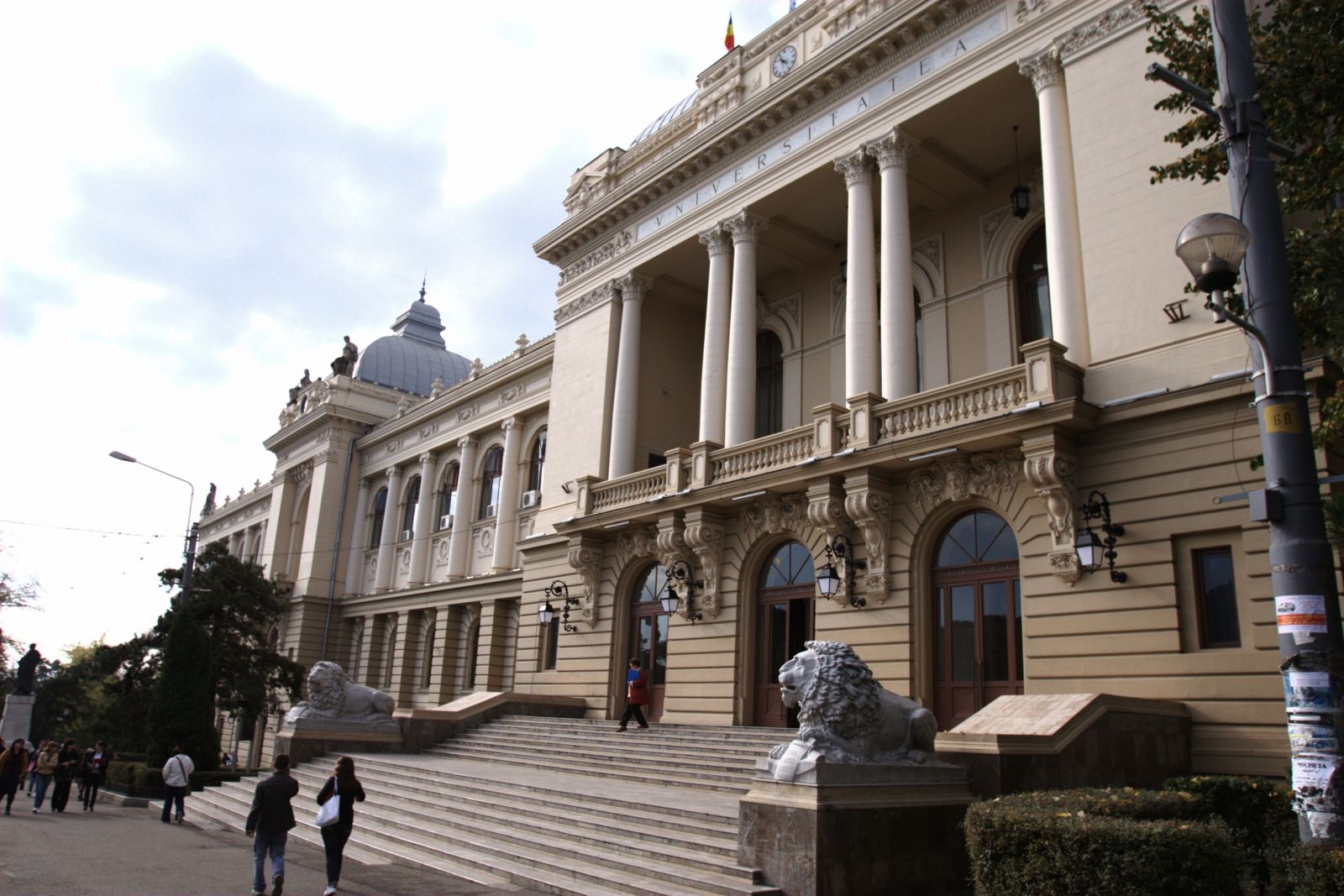 Iaşi: Universitatea „Alexandru Ioan Cuza” scoate la concurs peste 2500 de locuri la admiterea de toamnă