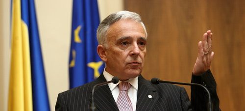 Mugur Isărescu: Salariile ar trebui să crească prin forţa pieţei, nu să fie majorate de către politicieni