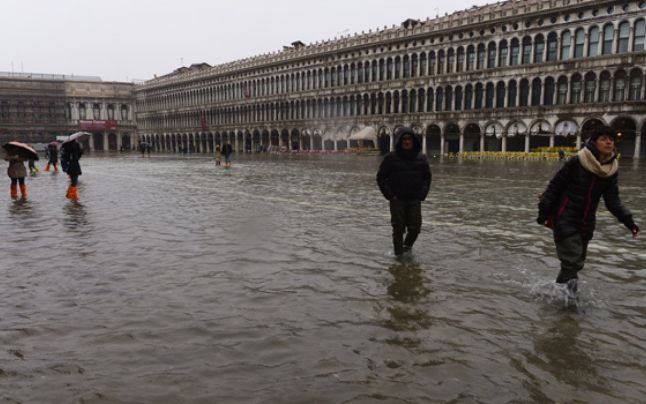 Turiştii evacuaţi din piaţa San Marco din Veneţia, din cauza inundaţiilor