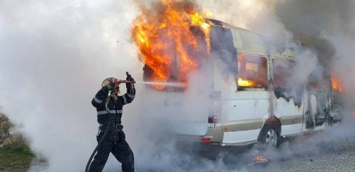 Neamţ: Incendiu la un microbuz care transporta pasageri