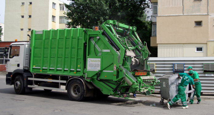 Iaşi: Preşedintele CJ a semnat contractul pentru colectarea selectivă şi transportul deşeurilor