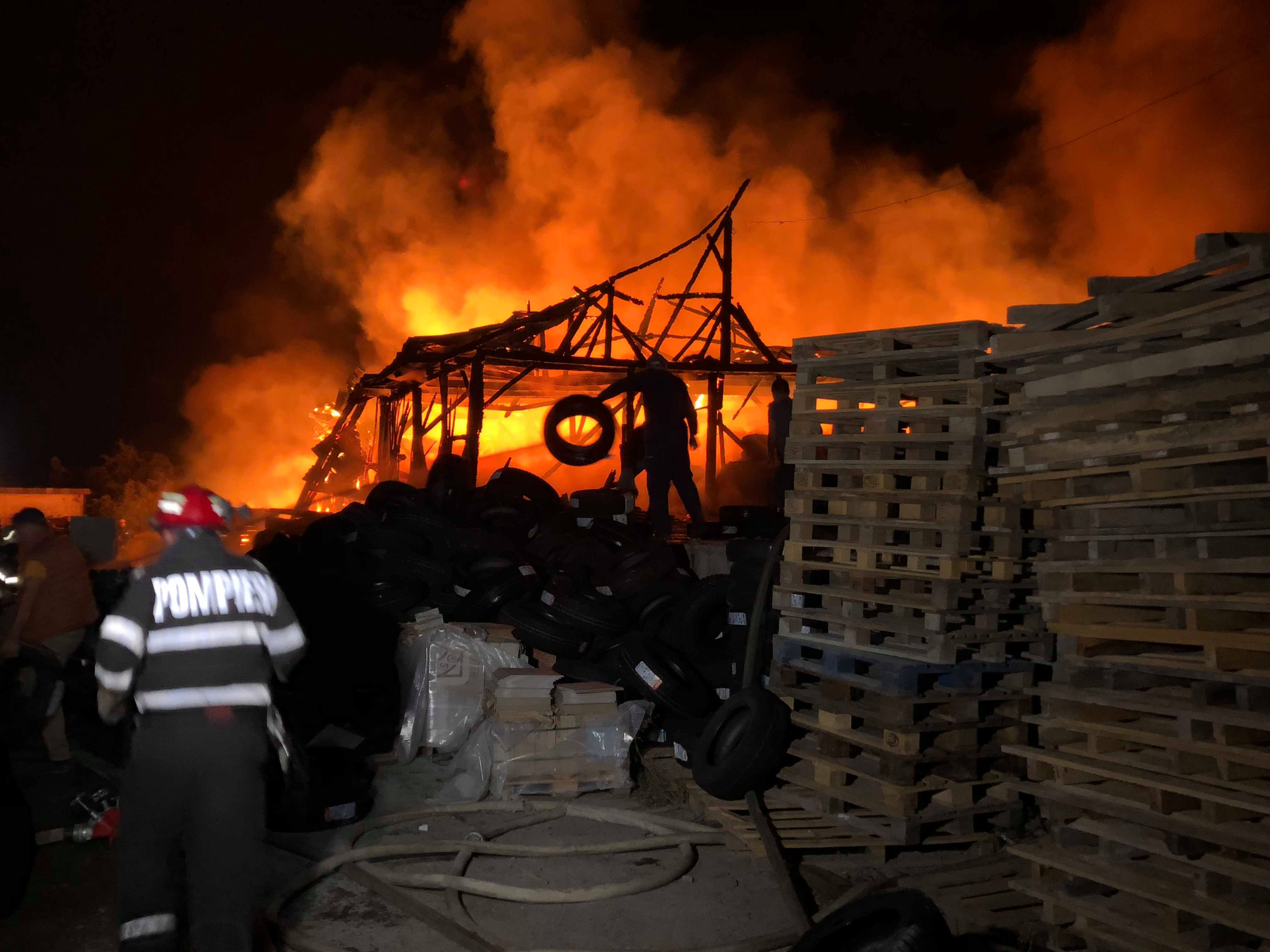 Neamţ: Depozit de materiale de construcţii din Târgu Neamţ, distrus de un incendiu