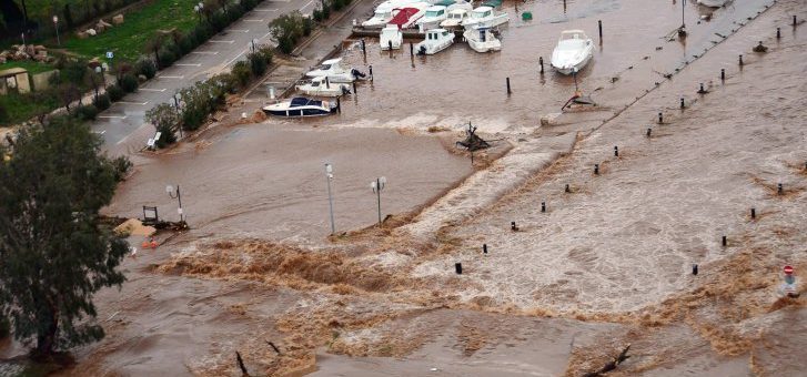 Cel puţin 12 persoane şi-au pierdut viaţa în urma inundaţiilor din sudul Franţei