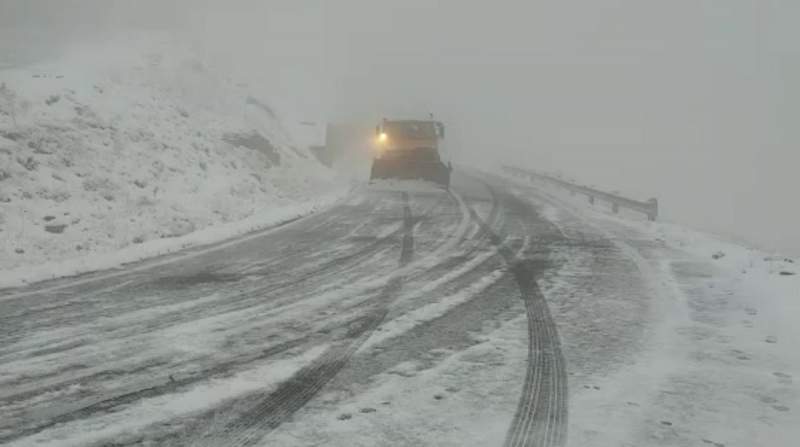 Suceava: Un autocar cu 58 de persoane nu a mai putut înainta din cauza viscolului şi a zăpezii de pe carosabil