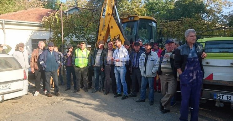 (UPDATE/AUDIO) Botoşani: Protest spontan al muncitorilor care întreţin reţelele de apă şi canalizare ale Nova Apaserv