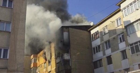 (UPDATE) Neamţ: Incendiul la blocul unde a avut loc explozia, lichidat; 4 răniţi, între care unul grav