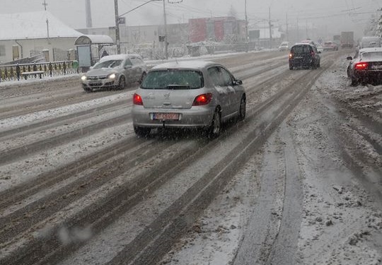 Neamţ: Mai multe blocaje rutiere din cauza zăpezii de pe carosabil