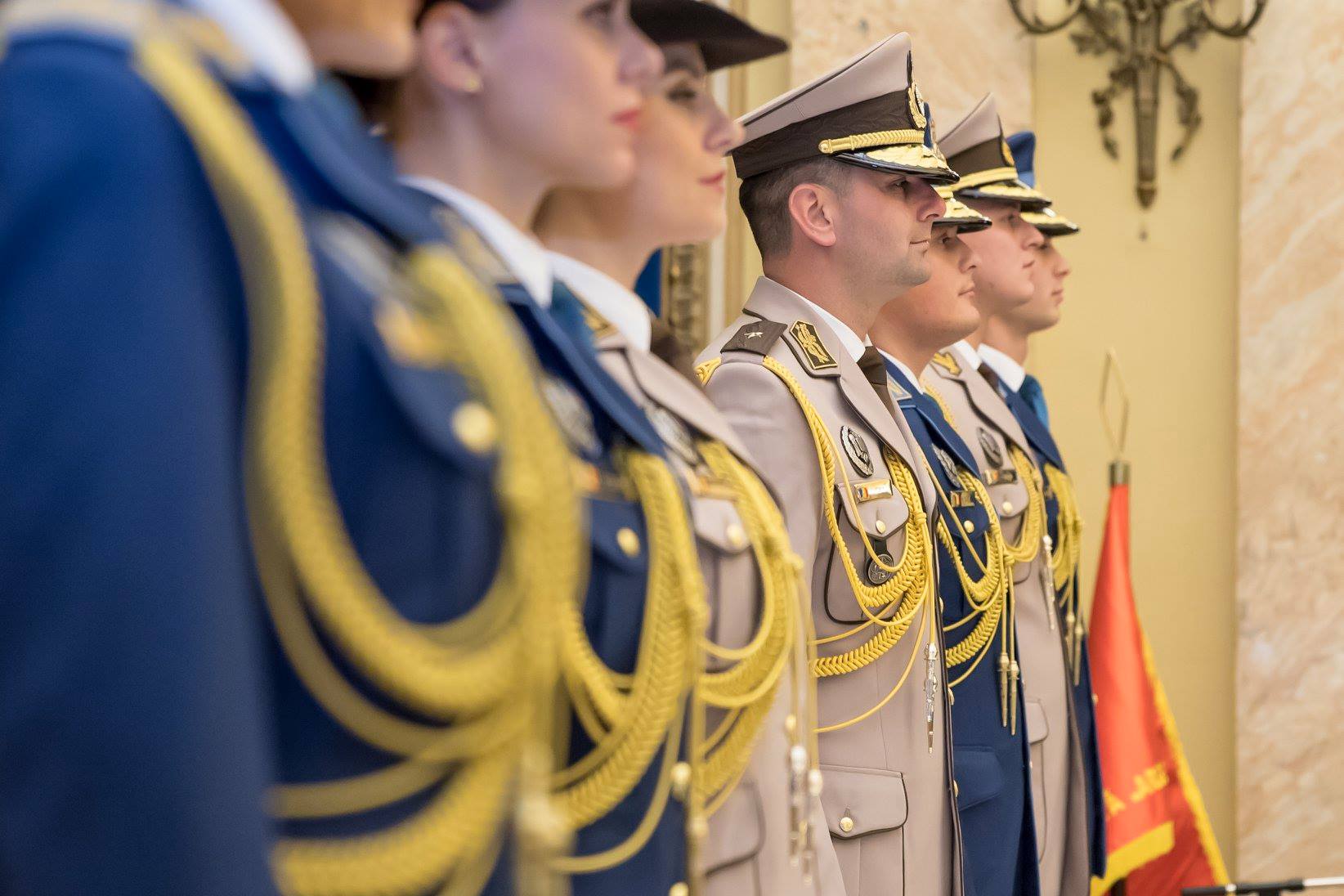 Noile propuneri de uniforme pentru militarii români, prezentate la Cercul Militar