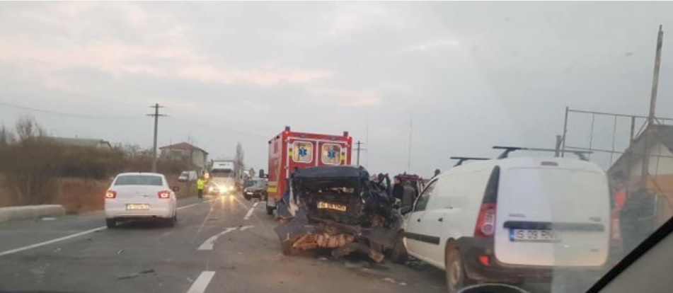 (FOTO/AUDIO) IAŞI: Trafic îngreunat pe DN28 din cauza unui accident. Cel puţin patru persoane sunt rănite