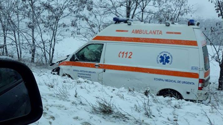 Vrancea: O ambulanţă şi mai multe maşini blocate în zăpadă; în judeţ se circulă în condiţii de iarnă