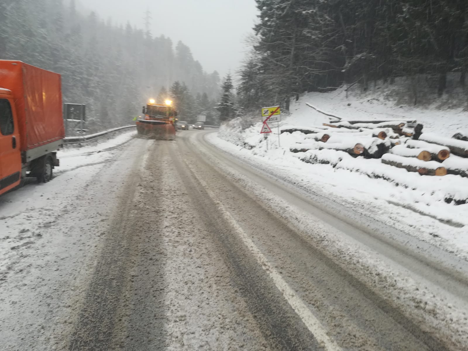 Prefectura Suceava: Zeci de utilaje de deszăpezire acţionează pentru a ţine circulaţia rutieră deschisă în judeţ