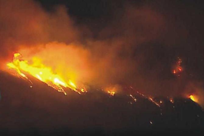 (UPDATE) Incendiul declanşat în nordul Californiei determină evacuarea a 30.000 de persoane