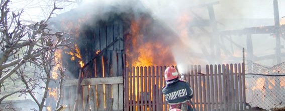 Neamţ: Bătrân de 90 ani, intoxicat cu fum după ce i-a luat foc casa