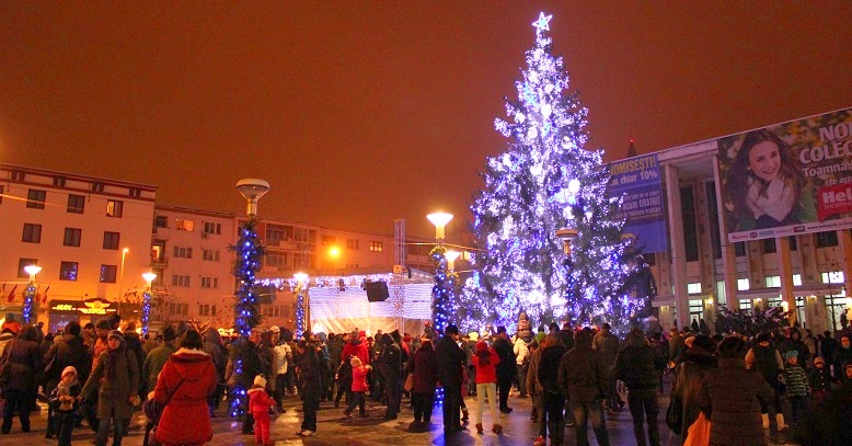 Se aprind luminile de Crăciun în Bacău