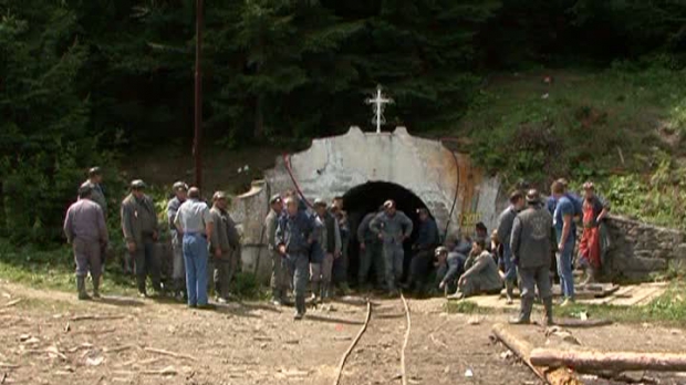 (AUDIO) Angajaţii de la Exploatarea de Uraniu de la Crucea, judeţul Suceava, continuă greva generală