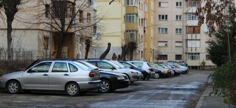 Vrancea: Locuri de parcare insuficiente în Focşani; circa 8.500 de parcări rezidenţiale la peste 40.000 de maşini înmatriculate