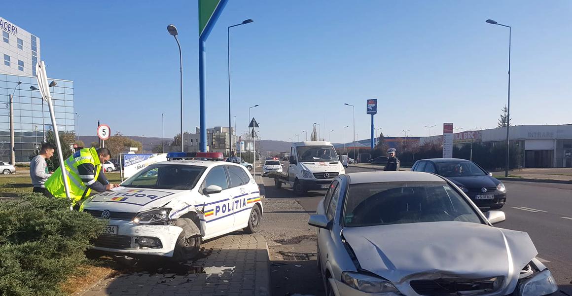 (FOTO) Vaslui: Poliţist rănit după ce o autospecială a IPJ a fost implicată într-un accident rutier