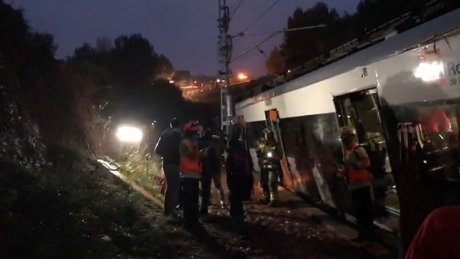 Spania: Un mort şi 49 de răniţi, după ce un tren de navetişti a deraiat în apropiere de Barcelona